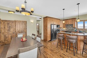 Snow Therapy Chalet Ski In Out & Hot Tub