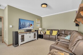 Snow Therapy Chalet Ski In Out & Hot Tub