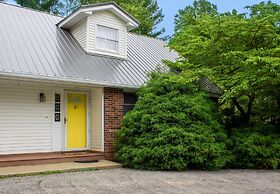 Huge Manor w Indoor Hot Tub and Pool Table