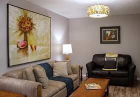 Huge Manor w Indoor Hot Tub and Pool Table