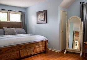 Huge Manor w Indoor Hot Tub and Pool Table