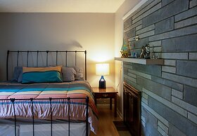 Huge Manor w Indoor Hot Tub and Pool Table