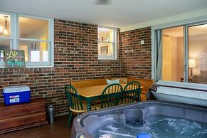 Huge Manor w Indoor Hot Tub and Pool Table