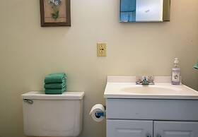 Huge Manor w Indoor Hot Tub and Pool Table