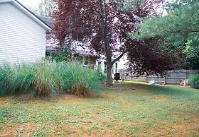 Huge Manor w Indoor Hot Tub and Pool Table