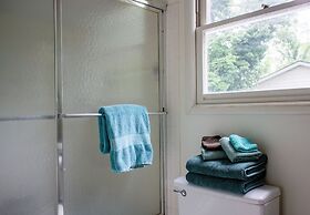 Huge Manor w Indoor Hot Tub and Pool Table