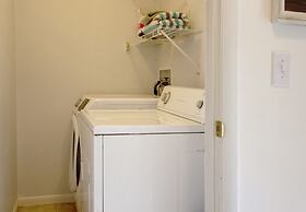 Huge Manor w Indoor Hot Tub and Pool Table