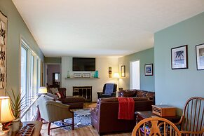 Huge Manor w Indoor Hot Tub and Pool Table