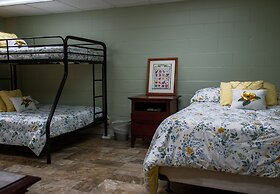 Huge Manor w Indoor Hot Tub and Pool Table