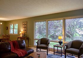 Huge Manor w Indoor Hot Tub and Pool Table