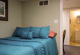 Huge Manor w Indoor Hot Tub and Pool Table