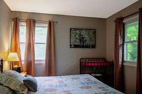 Huge Manor w Indoor Hot Tub and Pool Table