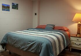 Huge Manor w Indoor Hot Tub and Pool Table