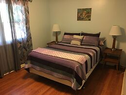 Huge Manor w Indoor Hot Tub and Pool Table