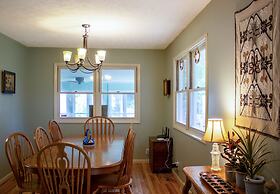 Huge Manor w Indoor Hot Tub and Pool Table