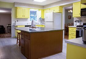 Huge Manor w Indoor Hot Tub and Pool Table