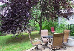 Huge Manor w Indoor Hot Tub and Pool Table