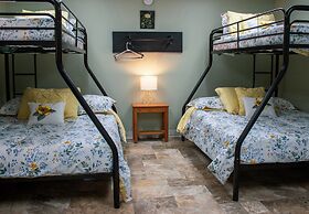 Huge Manor w Indoor Hot Tub and Pool Table