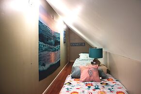 Huge Manor w Indoor Hot Tub and Pool Table