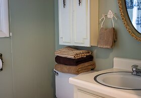 Huge Manor w Indoor Hot Tub and Pool Table