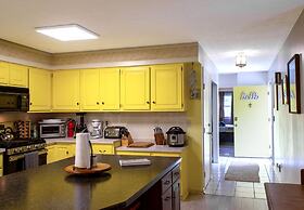 Huge Manor w Indoor Hot Tub and Pool Table