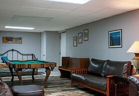 Huge Manor w Indoor Hot Tub and Pool Table