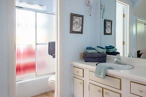 Huge Manor w Indoor Hot Tub and Pool Table