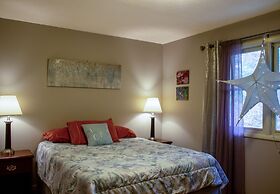 Huge Manor w Indoor Hot Tub and Pool Table