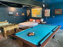 6 Bedrooms House w Hot Tub Deck Pool Table