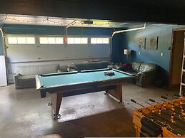 6 Bedrooms House w Hot Tub Deck Pool Table