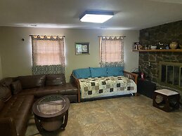 6 Bedrooms House w Hot Tub Deck Pool Table