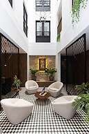 The Elegant Condo by Acomodo