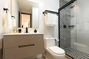 The Elegant Condo by Acomodo