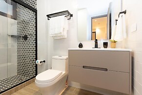 The Elegant Condo by Acomodo