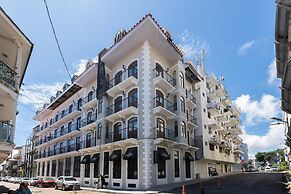 The Rooftop Condo by Acomodo