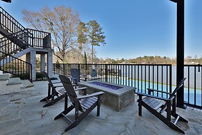7BR Lakefront Haven Pool Hot Tub Gated 4acres