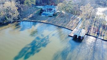 7BR Lakefront Haven Pool Hot Tub Gated 4acres