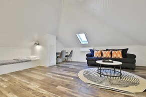 7BR Lakefront Haven Pool Hot Tub Gated 4acres