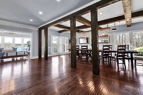 7BR Lakefront Haven Pool Hot Tub Gated 4acres