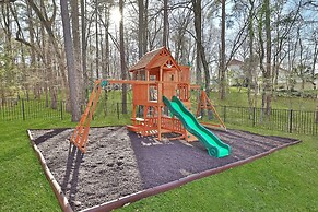 7BR Lakefront Haven Pool Hot Tub Gated 4acres