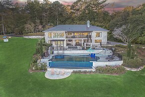 7BR Lakefront Haven Pool Hot Tub Gated 4acres