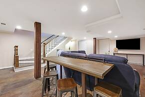 7BR Lakefront Haven Pool Hot Tub Gated 4acres