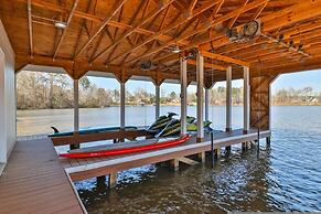 7BR Lakefront Haven Pool Hot Tub Gated 4acres