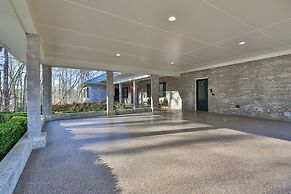 7BR Lakefront Haven Pool Hot Tub Gated 4acres