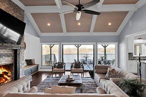 7BR Lakefront Haven Pool Hot Tub Gated 4acres