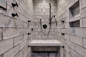 7BR Lakefront Haven Pool Hot Tub Gated 4acres