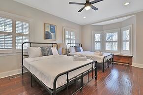 7BR Lakefront Haven Pool Hot Tub Gated 4acres