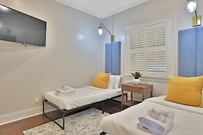 7BR Lakefront Haven Pool Hot Tub Gated 4acres