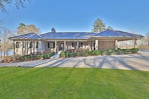 7BR Lakefront Haven Pool Hot Tub Gated 4acres