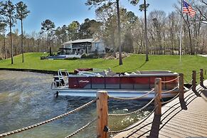 7BR Lakefront Haven Pool Hot Tub Gated 4acres